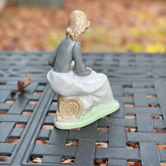 NAO by LLADRO #1026 Peaceful Moment Girl w/ 3 Rabbits ceramic retired figurine - Picture 3 of 7